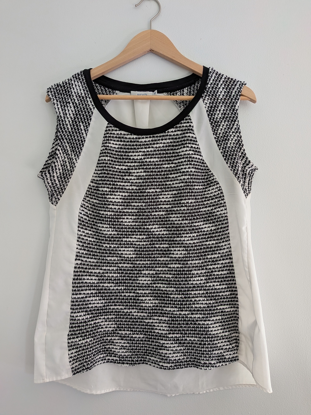 Sleeveless Black and White Patterned Shift Top